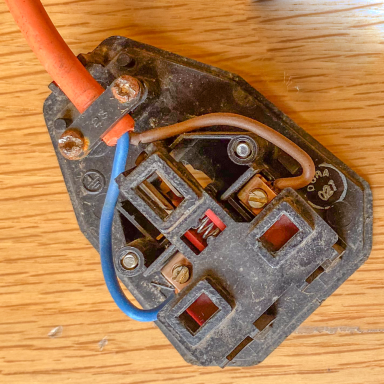 No earth and hole in back of socket